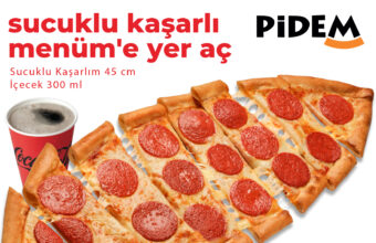 Pizza slices with pepperoni and a Coca‑Cola cup on a white ad background; Turkish headline about a 45 cm pizza and 300 ml drink.