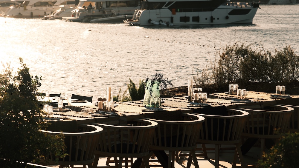 Bodrum Cennet Koyu’nda Paylaşım Kültürünü Yeniden Tanımlayan Bir Restoran: Syma | HORECA TREND
